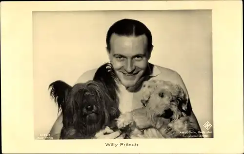 Ak Schauspieler Willy Fritsch, Portrait mit zwei Hunden