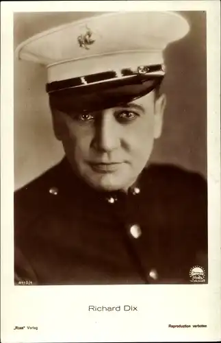 Ak Schauspieler Richard Dix, Portrait, Filmkostüm, Kapitänsmütze