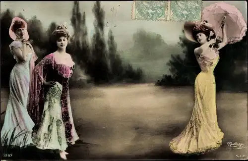Ak Drei elegante junge Damen, Sonnenschirm