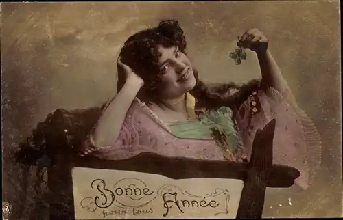 Ak Glückwunsch Neujahr, Junge Frau mit Kleeblatt