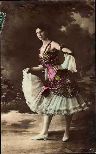 Ak Frau in buntem Kleid und Pumps