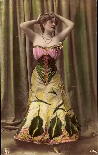 Ak Portrait einer Frau im Kleid