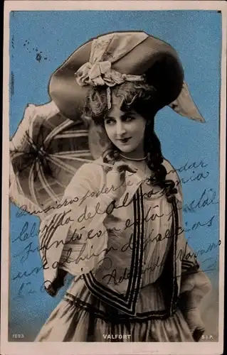 Ak Schauspielerin ? Valfort, Portrait einer Frau mit Hut und Sonnenschirm