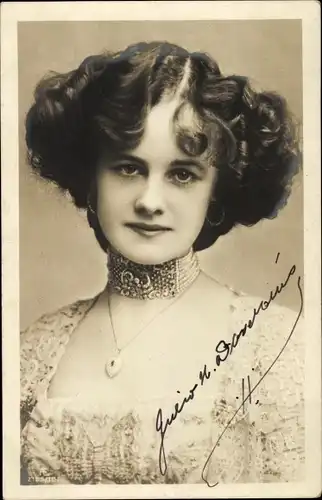 Ak Schauspielerin Gertie Millar, Portrait