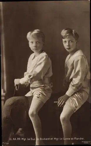 Ak Prinzen Leopold und Karl von Belgien auf einem Spielzeugelefant, Portrait