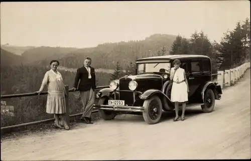 Foto Ak Triptis in Thüringen, Familie mit Automobil am Straßenrand, Kennzeichen Th 12203