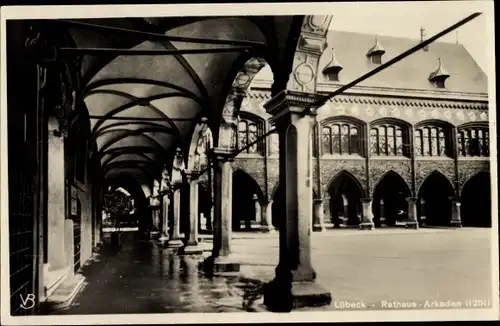 Ak Hansestadt Lübeck, Rathaus-Arkaden