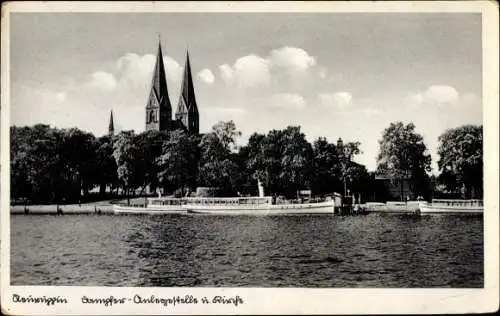 Ak Neuruppin, Blick vom Wasser auf Kirche, Boote