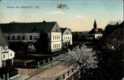 Ak Arnsdorf in Sachsen, Dorfpartie, Kirche