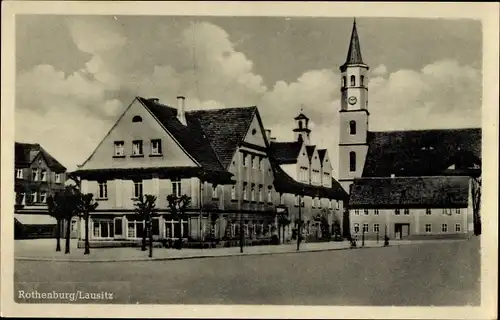 Ak Rothenburg in der Oberlausitz, Straßenpartie bei der Kirche, Geschäftshäuser