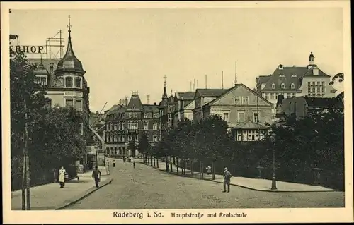 Ak Radeberg in Sachsen, Partie an der Hauptstraße, Realschule, Fußgänger