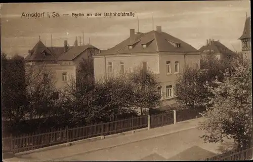 Ak Arnsdorf in Sachsen, Partie an der Bahnhofstraße