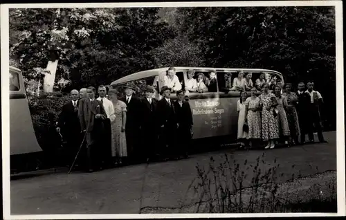 Foto Ak Niederfischbach im Siegerland, Rundfahrt, Gruppenfoto