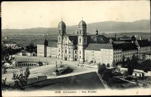 Ak Einsiedeln Kt Schwyz, Kloster aus Vogelsicht, Vorplatz