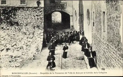 Ak Roncevaux Roncesvalles Navarra Spanien, Despedida de la Procession del Valle de Acre, Geistliche