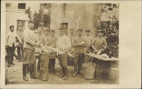 Foto Ak Neuville, Deutsche Soldaten in Uniformen, Schlachten eines Tieres, 1916