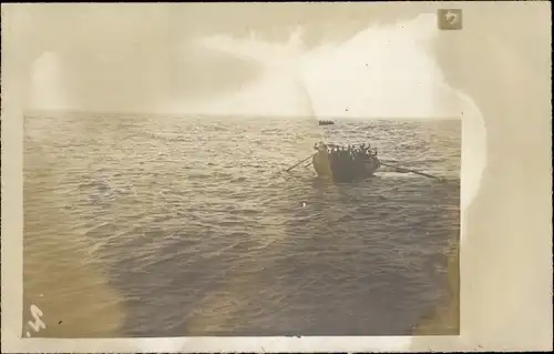 Foto Ak Rettungsboot auf dem Meer