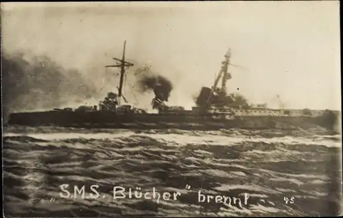 Foto Ak Deutsches Kriegsschiff, SMS Blücher, Großer Kreuzer, brennend