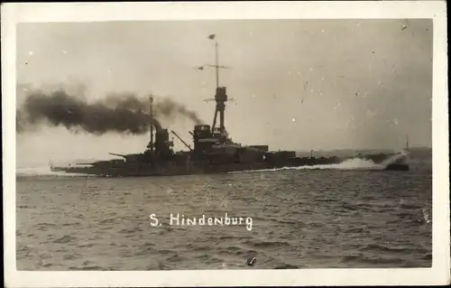 Foto Ak Deutsches Kriegsschiff SMS Hindenburg, Schlachtkreuzer, Kaiserliche Marine, in voller Fahrt