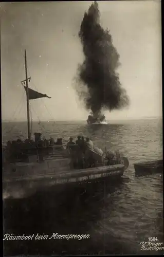 Ak Deutsches Kriegsschiff, Räumboot beim Minensprengen
