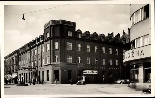 Ak Hradec Králové Reg. Königgrätz, Grand Hotel Urban, Straßenpartie