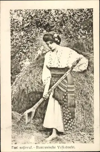 Ak Rumänische Volkstracht, Bäuerin, Heu