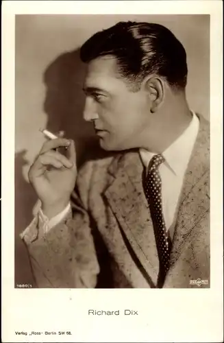 Ak Schauspieler Richard Dix, Portrait im Profil, Zigarette