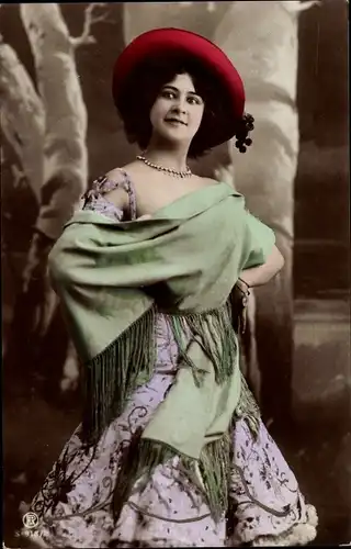Ak Portrait einer Frau mit Schultertuch und Hut