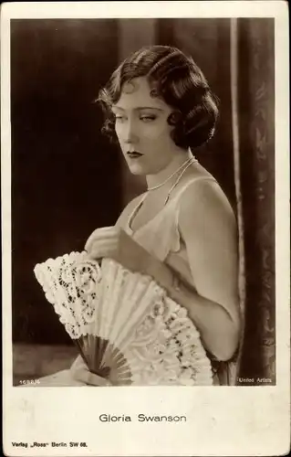 Ak Schauspielerin Gloria Swanson, Portrait, Fächer