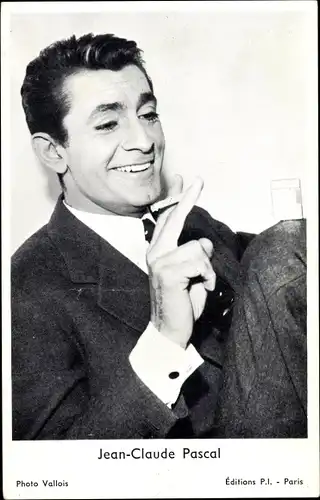 Ak Schauspieler Jean-Claude Pascal, Portrait, Zigarette