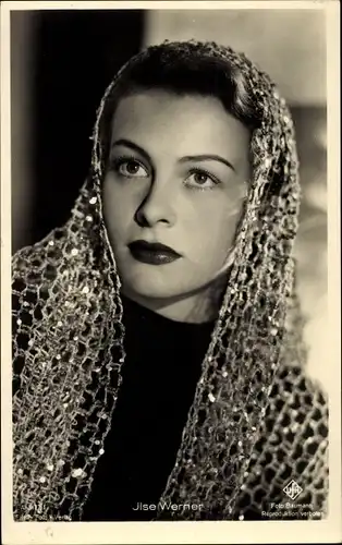 Ak Schauspielerin Ilse Werner, Portrait mit Kopftuch