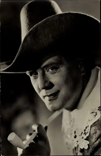 Ak Schauspieler Erich Arnold, Portrait, Cowboyhut, Pfeife, DEFA Film Zar und Zimmermann