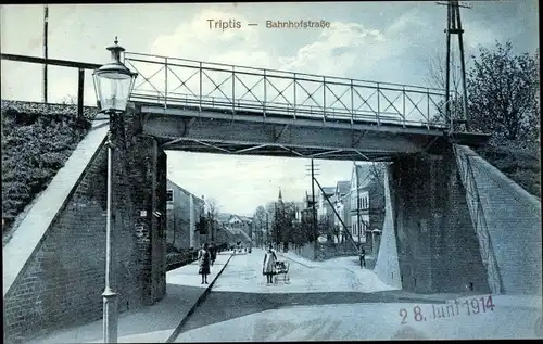 Ak Triptis in Thüringen, Bahnhofstraße, Eisenbahnüberführung