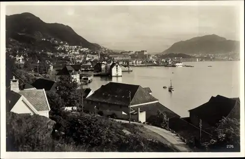 Ak Bergen Norwegen, Küste, Ortsansicht mit Landschaft