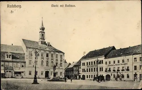 Ak Radeberg in Sachsen, Markt mit Rathaus, Hotel zur Grünen Tanne, Gasthof Stadt Dresden, Denkmal