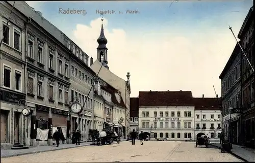 Ak Radeberg in Sachsen, Hauptstraße u. Markt, Hotel zur Grünen Tanne, Uhr