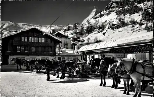 Ak Zermatt Kanton Wallis Schweiz, Bahnhofplatz und Matterhorn