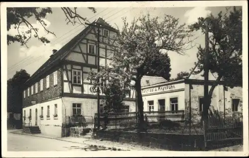 Foto Ak Neukirch in der Lausitz, Gaststätte 2 Linden, Außenansicht, Tanzsaal und Kegelbahn