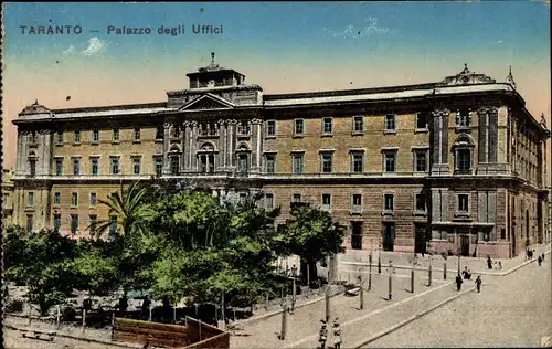 Ak Tarent Taranto Puglia, Palazzo degli Uffici, Parkanlage, Straßenpartie
