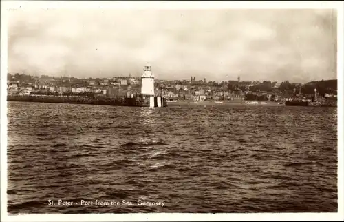 Ak Saint Peter Port Guernsey Kanalinseln, view from the Sea