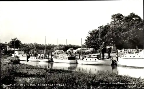 Ak Upchurch South East England, Shoregate Wharf, Boote am Anleger