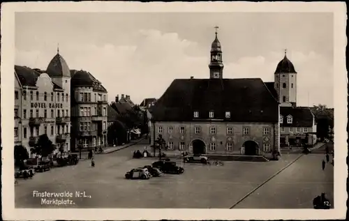 Ak Finsterwalde im Kreis Elbe Elster, Blick auf den Marktplatz, Rathaus, Hotel Rajer