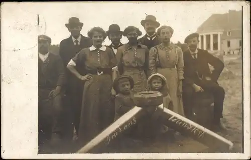 Foto Ak Wünsdorf Zossen, Gruppenbild am Strand