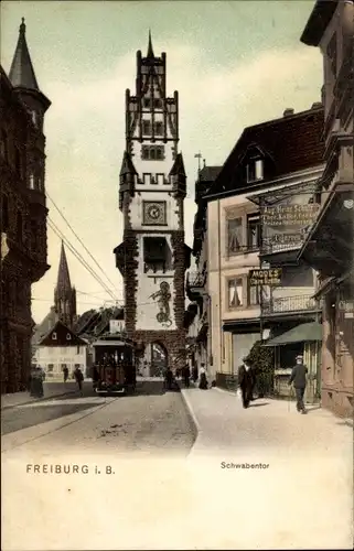 Ak Freiburg im Breisgau, Straß0enbahn passiert das Schwabentor