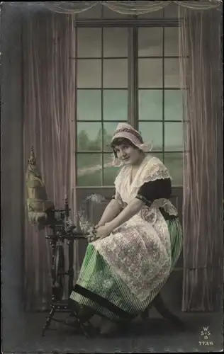 Ak Frau beim Spinnen, Spinnrad, Niederländische Tracht