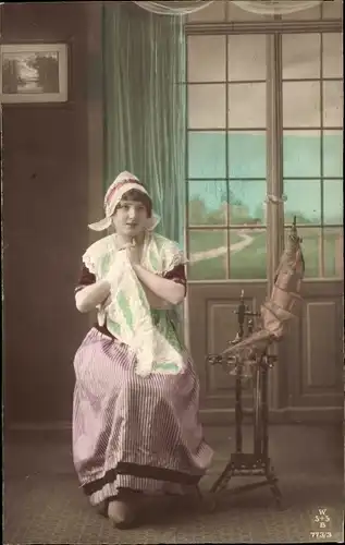 Ak Frau beim Spinnen, Spinnrad, Niederländische Tracht