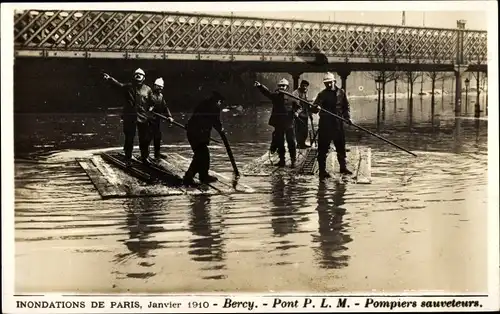 Ak Bercy Paris XII., Inondations de Paris, Janvier 1910, Pont PLM, Pompiers sauveteurs