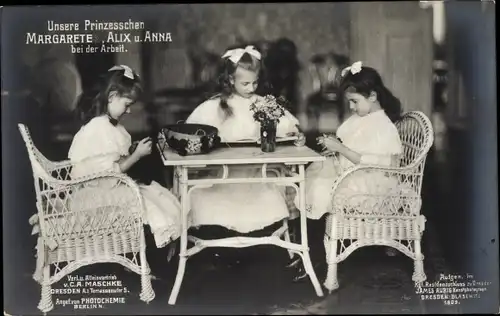 Ak Prinzessinnen Margarete, Alix und Anna von Sachsen, Beim Stricken, Photochemie
