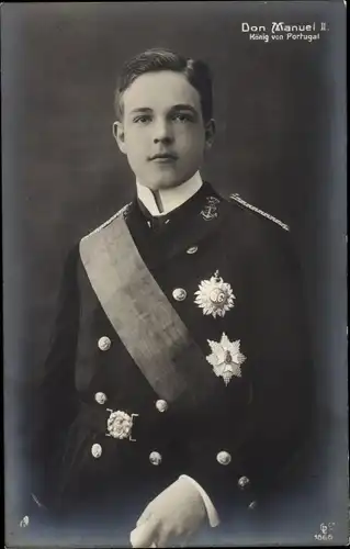 Ak Manuel II., König von Portugal, Portrait in Uniform, Orden