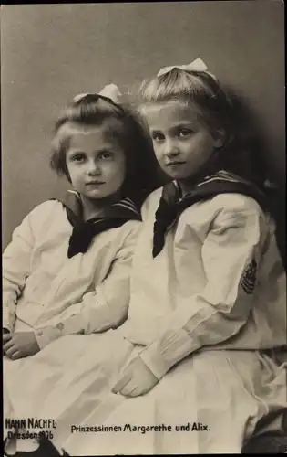 Ak Prinzessinnen Margarethe und Alix von Sachsen, Sitzportrait, Matrosenkragen, Kleider
